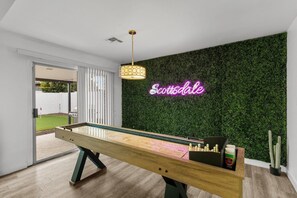 Games room - Scottsdale Pool Home, Putting Green, Giant Chess & Shuffleboard Walk to Coffee (Scottsdale)