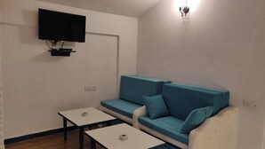 Family Quadruple Room, Balcony | Living area | 32-inch flat-screen TV with satellite channels - Makarios boutique hotel  (Calangute)