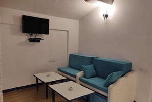 Family Quadruple Room, Balcony | Living area | 32-inch flat-screen TV with satellite channels - Makarios boutique hotel  (Calangute)