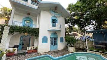 Outdoor pool, open 10:00 AM to 8:00 PM, pool loungers