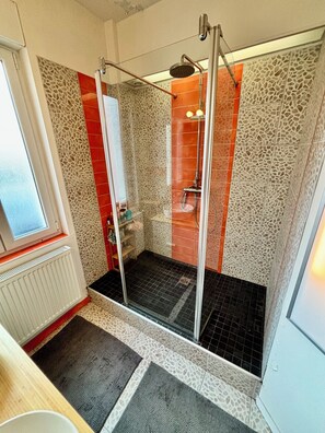 Een douche, een haardroger, handdoeken, zeep