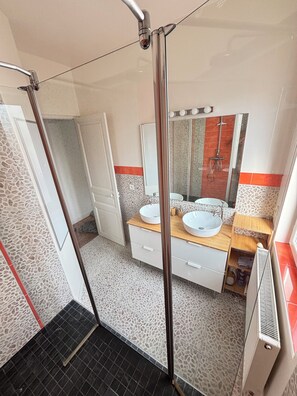 Een douche, een haardroger, handdoeken, zeep