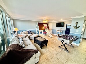 Smart-tv, videospelletjes, een dvd-speler en tafelvoetbal