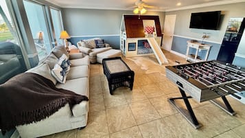 Smart-tv, videospelletjes, een dvd-speler en tafelvoetbal