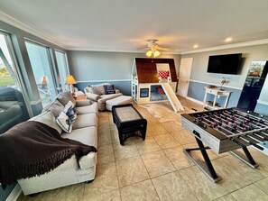 Smart-tv, videospelletjes, een dvd-speler en tafelvoetbal