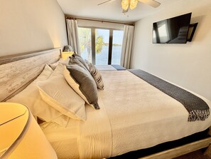 4 bedrooms, desk, iron/ironing board, free WiFi - BEACHFRONT Beach Vacation! Eat Breakfast While You Watch Dolphins! Gulf and Bay! (pensacola beach)