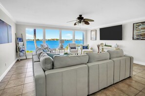 Smart TV, video games, DVD player, table football - BEACHFRONT Beach Vacation! Eat Breakfast While You Watch Dolphins! Gulf and Bay! (pensacola beach)