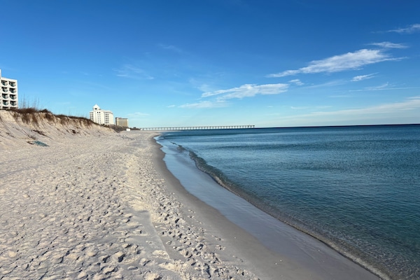 Accommodatie ligt op het strand, ligstoelen, strandlakens