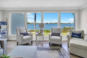 Interior - BEACHFRONT Beach Vacation! Eat Breakfast While You Watch Dolphins! Gulf and Bay! (pensacola beach)
