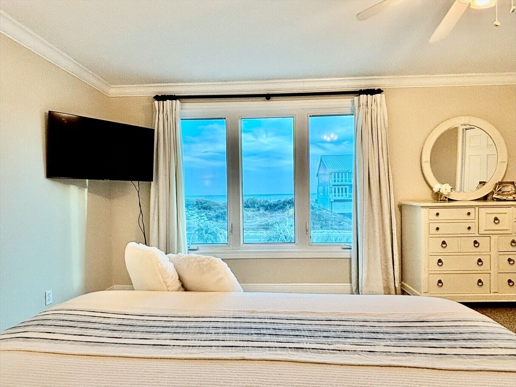 4 bedrooms, desk, iron/ironing board, free WiFi