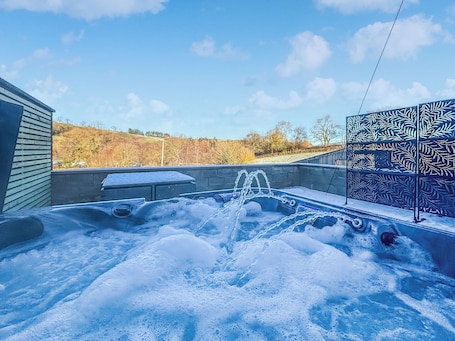 Outdoor spa tub. The Byre at Woodgate Farm