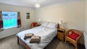 4 bedrooms, free WiFi, bed sheets - 4 bedroom accommodation in Pirates Cove, Corrie (Pirates Cove, Corrie)