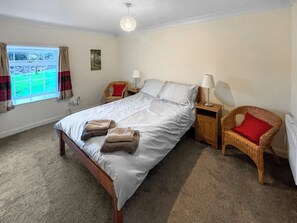 4 bedrooms, free WiFi - 4 bedroom accommodation in Pirates Cove, Corrie (Pirates Cove, Corrie)