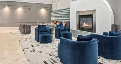 Luxury, Chic Apt. with Game-Room Movie Theatre Room, 24hr Gym, Pool and Jacuzzi