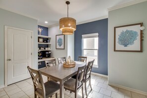 Dining - Walk to Beach & Dining: Corpus Christi Townhome (Corpus Christi)