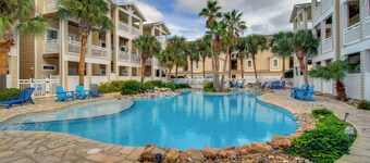Walk to Beach & Dining: Corpus Christi Townhome