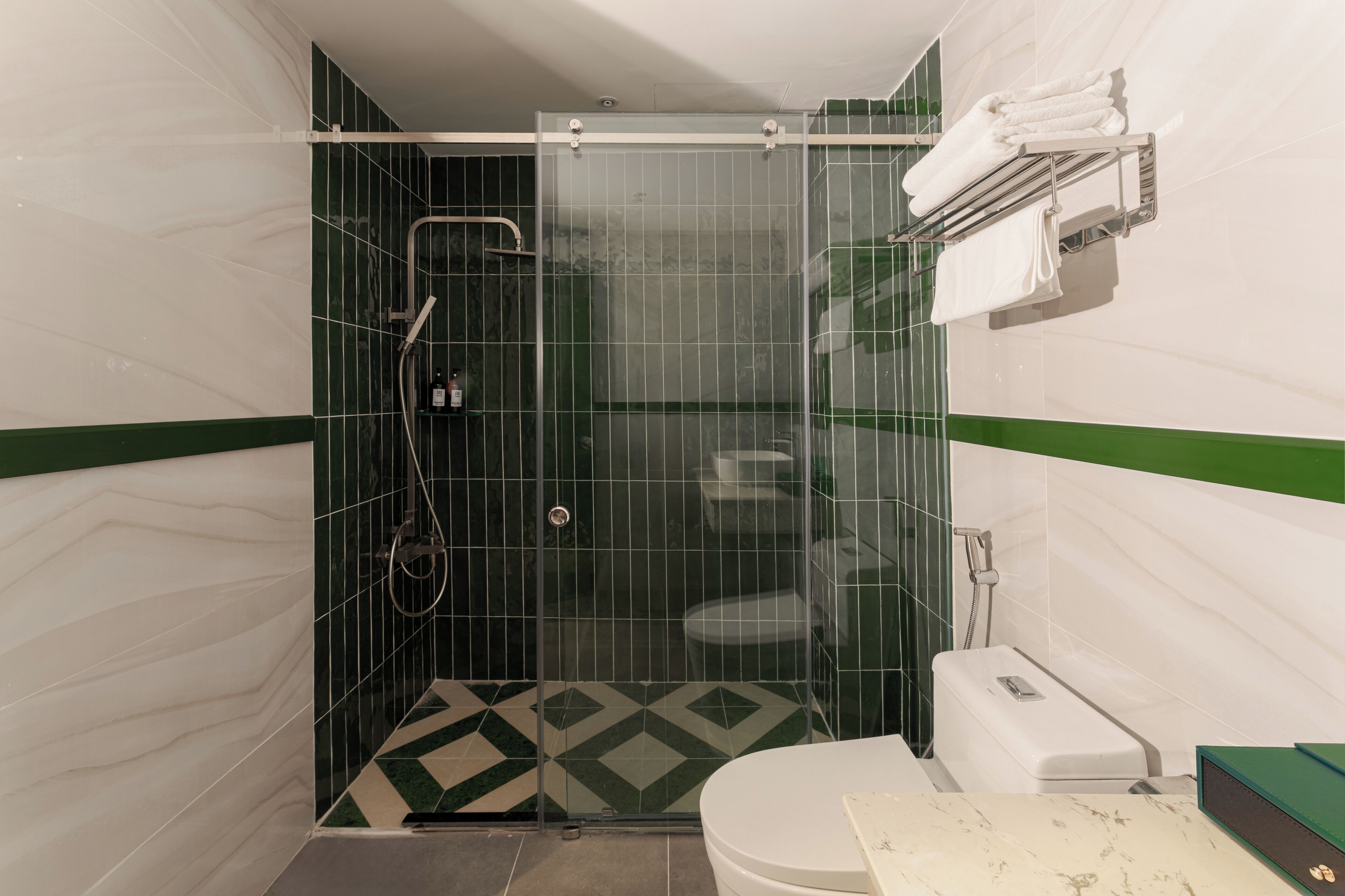 Ein Badezimmer mit Duschkabine, Toilette und Waschbecken.