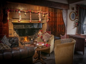 Interior - Standard Family Room for 4 (Darlington)