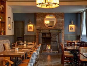 House | Dining - Standard Family Room for 4 (Darlington)