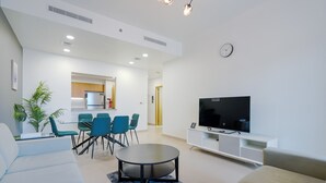 Deluxe-Apartment, Balkon, Stadtblick | Wohnbereich | 55-Zoll-Smart-TV mit Digitalempfang