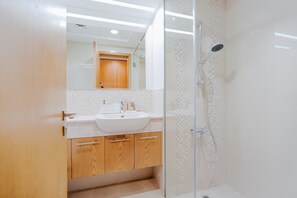 Deluxe Apartment, Balcony, City View | Bathroom | Combined shower/bathtub, hair dryer - Bellevue Residences - Downtown Dubai (Dubai)