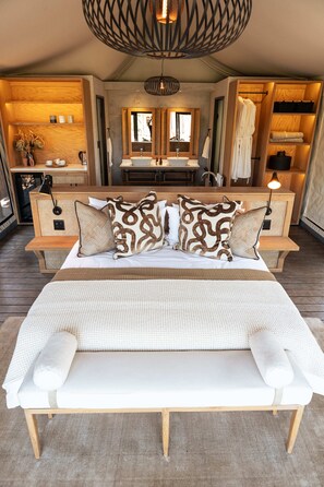 Luxury Suite, River View | Free minibar items, in-room safe, desk, free WiFi - Nzovu Rundu Luxury Camp (Kalomo)