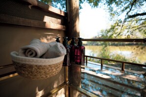 Couples treatment rooms, body treatments, aromatherapy