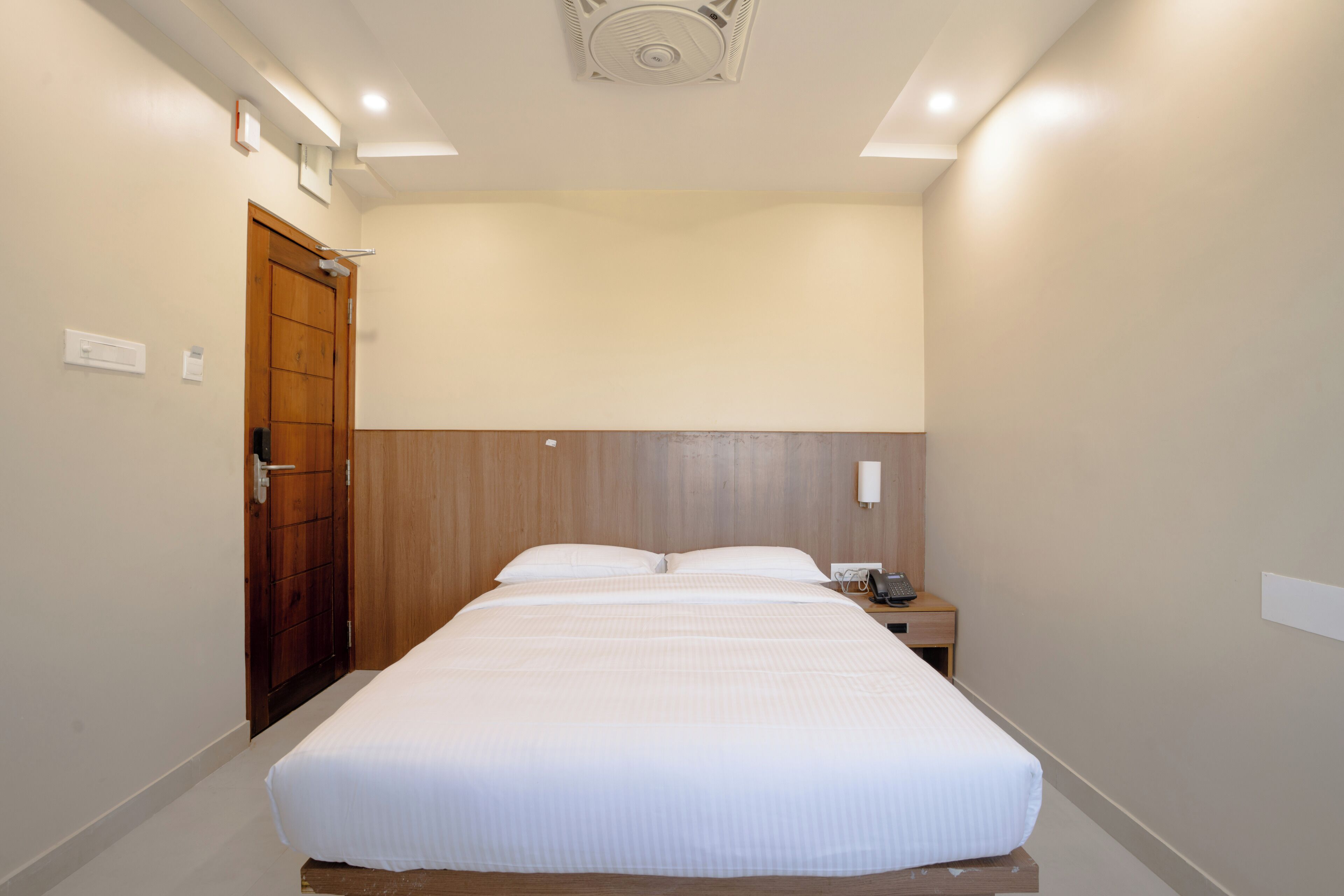 Standard Single Room | Bathroom | Shower, towels, soap, shampoo