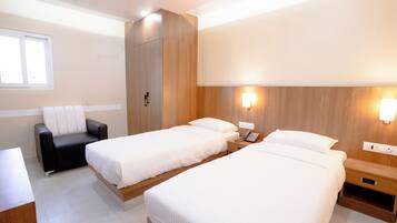 Escritorio, espacio para trabajar con laptop y wifi gratis