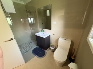 Een douche, een haardroger, handdoeken, shampoo