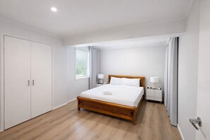 1 dormitorio, tabla de planchar con plancha, wifi y ropa de cama