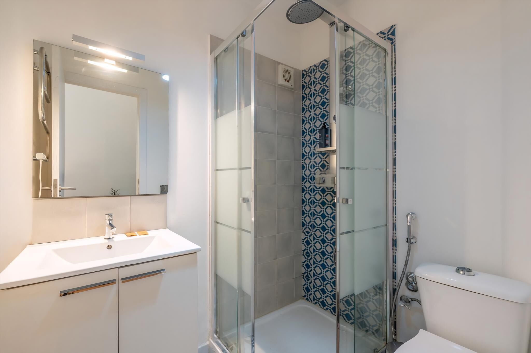 Appartement (Room with Patio) | Salle de bain | Douche, sèche-cheveux, serviettes fournies, savon