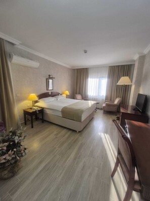 In-room safe, desk, laptop workspace, free WiFi - HOTEL BÜYÜK SÜMELA (Macka)