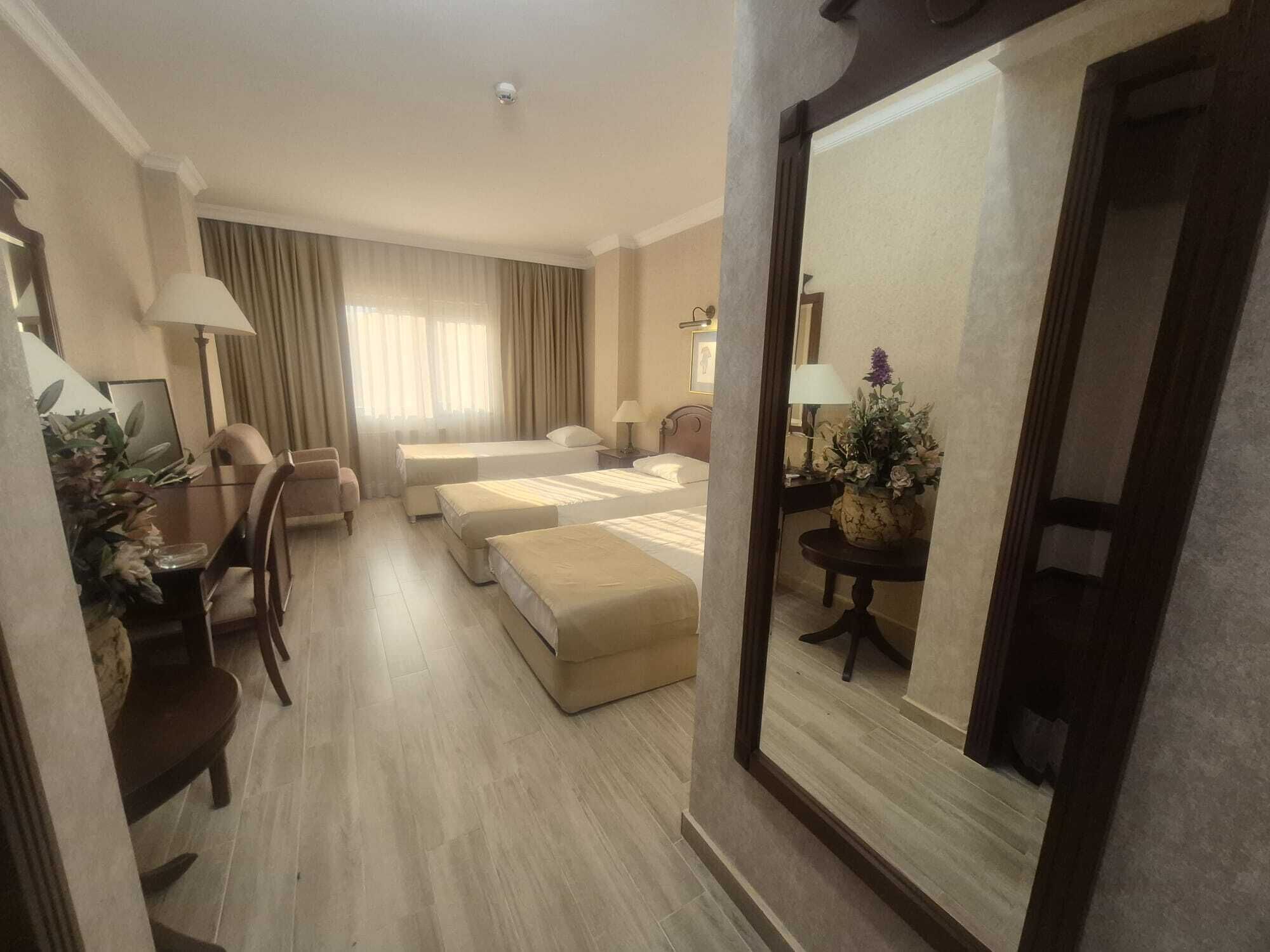 خزنة داخل الغرفة ومكتب ومساحة عمل للكمبيوتر المحمول وواي فاي مجانًا