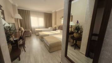 Caja de seguridad en la habitación y escritorio