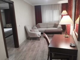 Caja de seguridad en la habitación y escritorio 