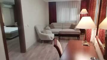 Caja de seguridad en la habitación y escritorio