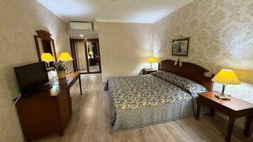 Suite Deluxe, vista città | Una cassaforte in camera, una scrivania, postazione laptop