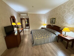 Suite Deluxe, vue sur la ville | Coffre-fort, bureau, espace de travail pour ordinateurs portables