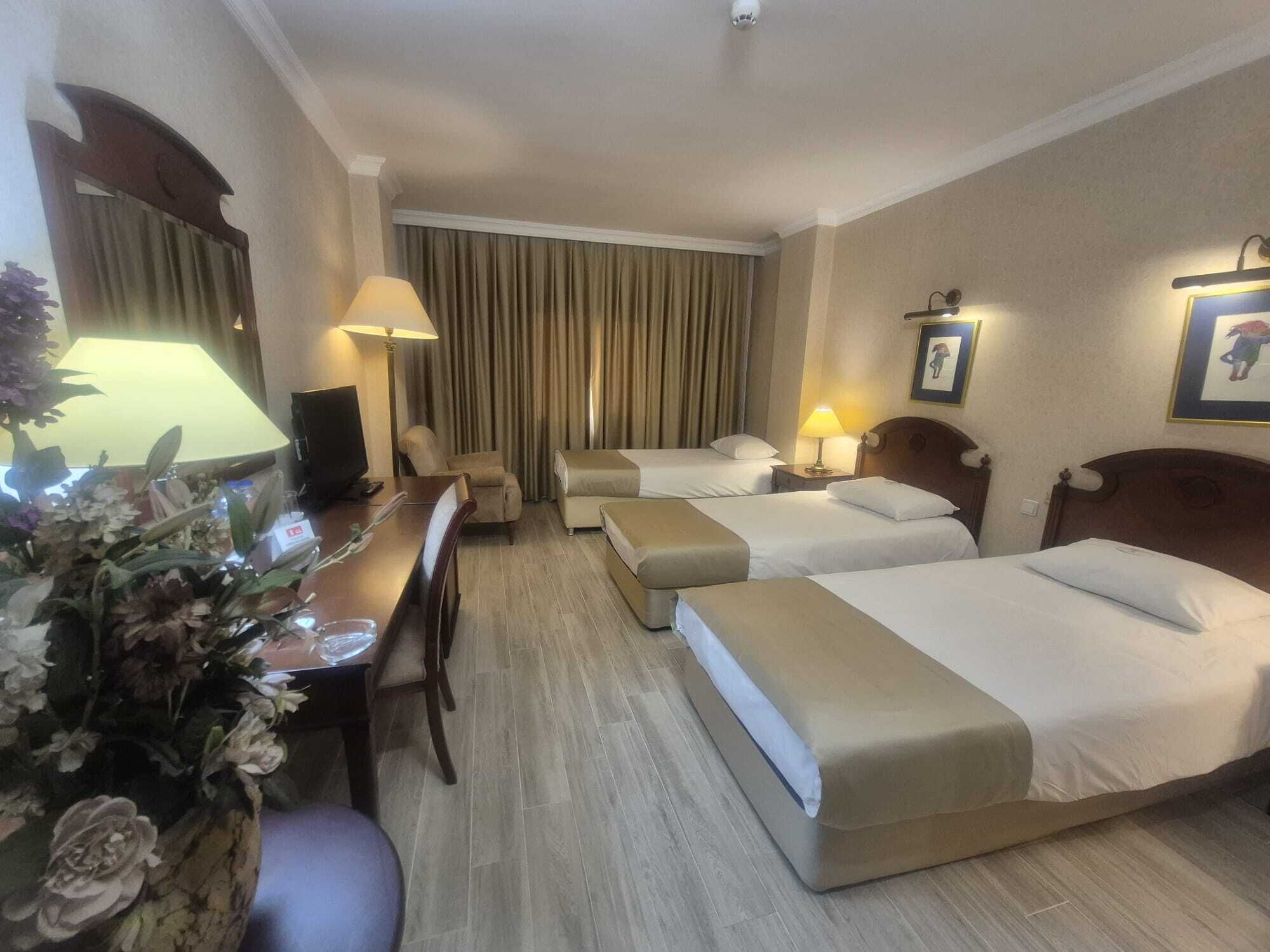 خزنة داخل الغرفة ومكتب و مساحة عمل للكمبيوتر المحمول وواي فاي مجانًا