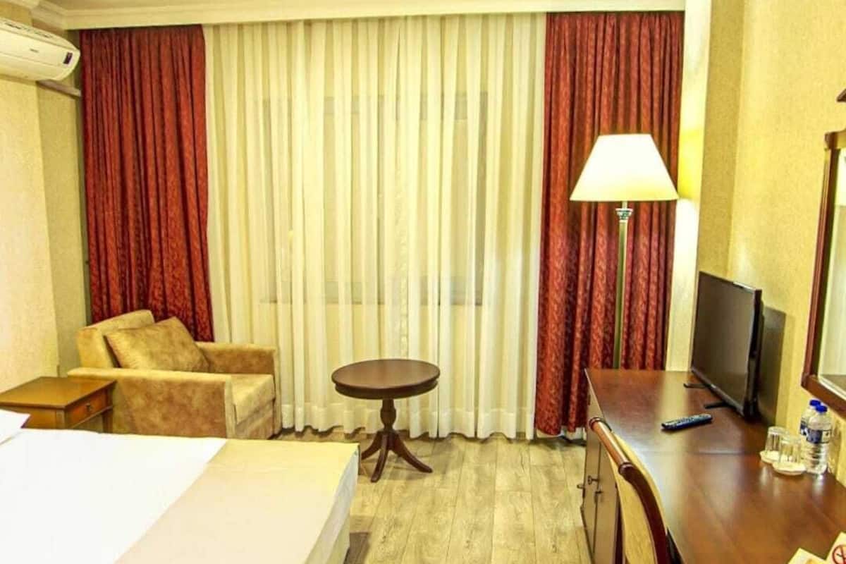 Caja de seguridad en la habitación y escritorio