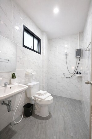 Deluxe Quadruple Room | Bathroom | Shower, free toiletries, towels, toilet paper - Soft Blue Home (Tambon Sai Thai)