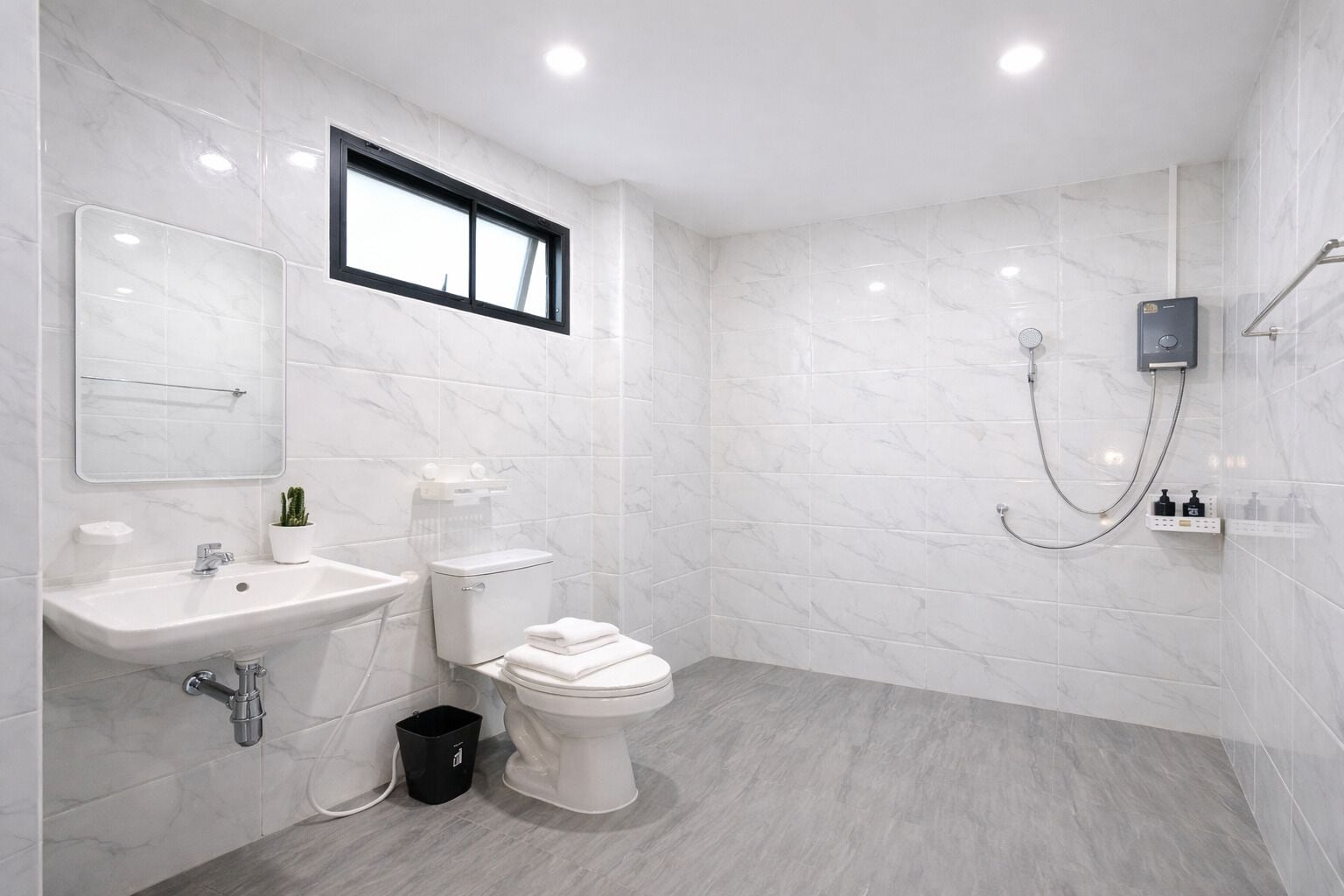 Kahden hengen deluxe-huone | Kylpyhuone | Suihku, ilmaiset hygieniatuotteet, pyyhkeet, vessapaperi