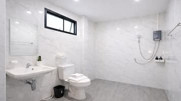 Kahden hengen deluxe-huone | Kylpyhuone | Suihku, ilmaiset hygieniatuotteet, pyyhkeet, vessapaperi