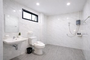 豪華雙人房 | 浴室 | 淋浴設備、免費梳洗用品、提供毛巾、廁紙