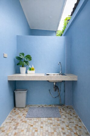 Deluxe Quadruple Room | Bathroom | Shower, free toiletries, towels, toilet paper - Soft Blue Home (Tambon Sai Thai)