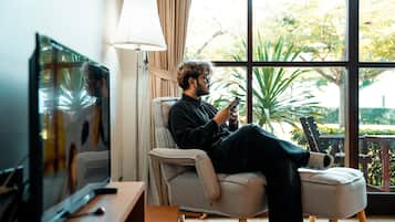 Deluxe Room, Mountain View | Living area | LCD TV