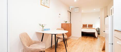 1 غرفة نوم ومكواة/لوح كي وخدمة الإنترنت وملاءات أسرّة