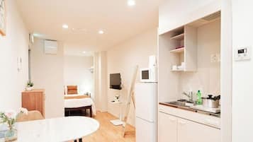 1 bedroom, iron/ironing board, internet, bed sheets