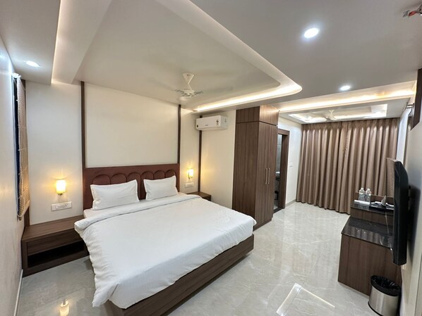 Desk, laptop workspace, free WiFi - Hotel Sanidhyam bliss Varanasi (Varanasi)